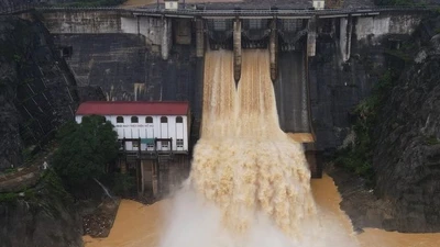 Nước lũ về dồn dập, Thuỷ điện Hố Hô điều chỉnh lưu lượng xả tràn