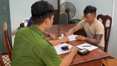 Cầm dao nhọn, bịt mặt đột nhập vào nhà dân cướp tài sản