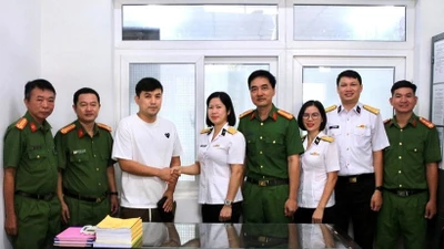 Du khách nước ngoài xúc động khi nhận lại tài sản đánh rơi