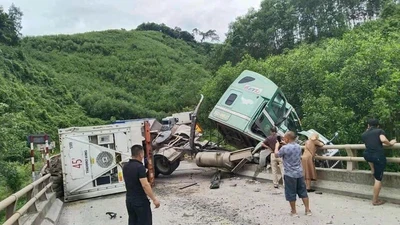 Xe container lật nghiêng, Quốc lộ 12A ùn tắc nhiều giờ