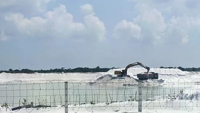 Đấu giá thành công mỏ cát thạch anh "khủng" ở Huế