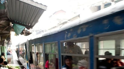 Năm hành vi 'bóc phốt' người EQ thấp khi ngồi cạnh người khác