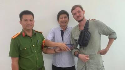 Trao trả điện thoại Iphone cho du khách nước ngoài