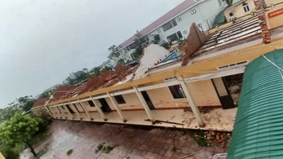 Dãy 12 phòng học thuộc Trường THCS Sơn Lộc bị tốc mái hoàn toàn.