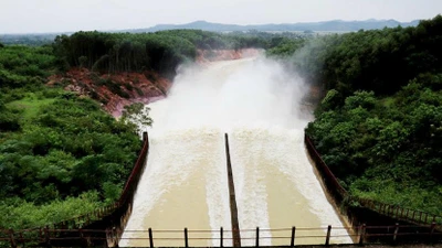 Nhiều hồ chứa ở Hà Tĩnh đồng loạt xả tràn ứng phó bão số 10