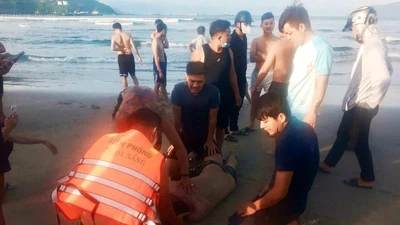 Cứu sống hai cậu cháu bị đuối nước khi tắm biển ở Đà Nẵng