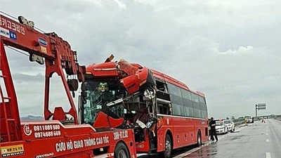 Xe khách nát đầu sau va chạm với xe container ở Hà Tĩnh
