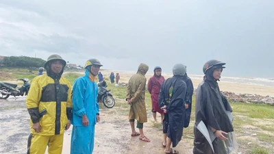 Lực lượng chức năng cùng người dân tìm kiếm các nạn nhân mất tích.