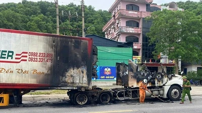 Xe contaier bất ngờ bốc cháy dữ dội trên quốc lộ 1A