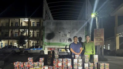 Bắt đối tượng vận chuyển trái phép 239 hộp pháo hoa nổ