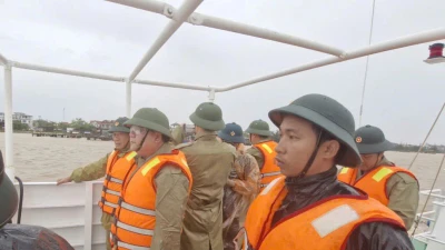 Xuyên đêm tìm kiếm, cứu hộ ngư dân gặp nạn trên sông Gianh