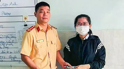 Cán bộ Công an tỉnh Khánh Hòa trao trả 50 triệu đồng cho người đánh rơi
