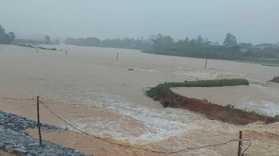 Nỗ lực tìm kiếm 4 nạn nhân bị nước lũ cuốn trôi ở Quảng Bình