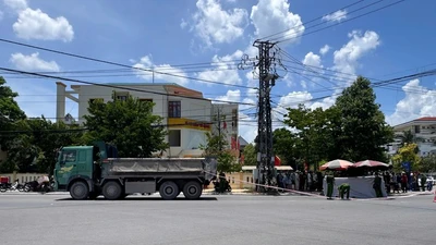Xe tải va chạm với xe máy điện, 1 học sinh tử vong tại chỗ