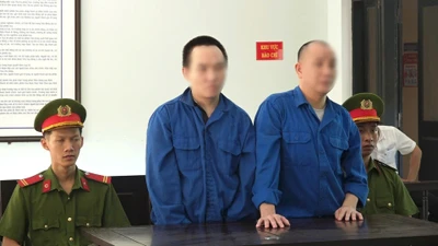 Đôi bạn dắt nhau vào tù vì mua bán ma tuý