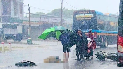 Xe máy va chạm ô tô khách khiến người phụ nữ tử vong