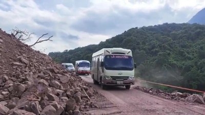 Thông xe đường lên cửa khẩu La Lay sau sự cố sạt lở đất