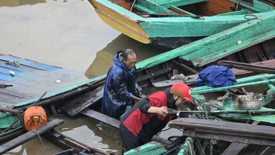 Loạt tàu thuyền của ngư dân Hà Tĩnh bị bão số 5 Kajiki đánh tan tác