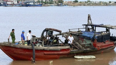 Bắt 2 đối tượng khai thác cát trái phép trên sông Gianh