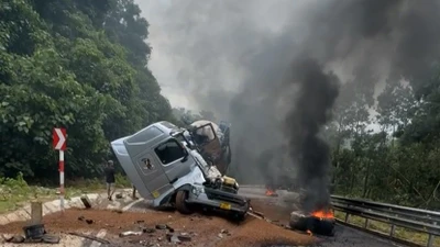 Hai xe đầu kéo đối đầu trên quốc lộ 8, tài xế may mắn thoát nạn