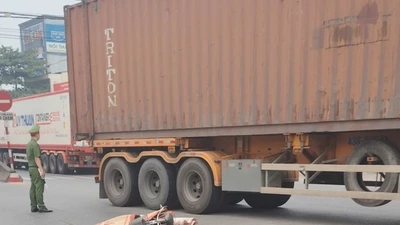 Va chạm với xe đầu kéo, người phụ nữ đi xe đạp tử vong