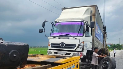 Va chạm trực diện, 2 ô tô bị rụng bánh ở Hà Tĩnh