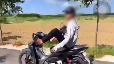Nam thanh niên lái xe máy bằng chân, quay clip đăng lên mạng xã hội