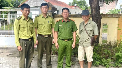 Người dân Quảng Trị giao nộp cá thể khỉ mặt đỏ quý hiếm