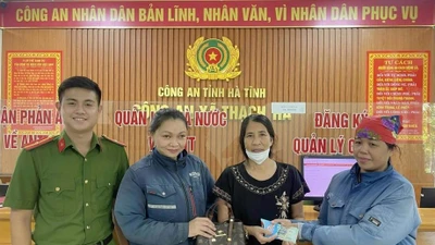 Nhặt được túi xách có nhiều tài sản, 2 nữ công nhân tìm người trả lại