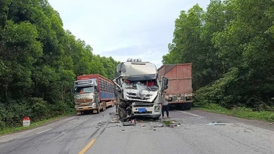 Đối đầu nhau trên quốc lộ 1, 2 ô tô tải nát bét đầu