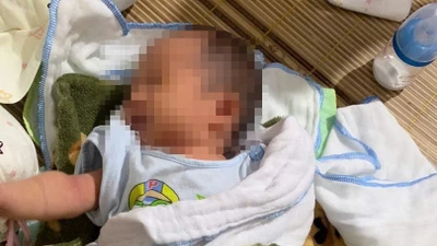Bé gái sơ sinh bị bỏ rơi giữa đêm khuya ở Hà Tĩnh