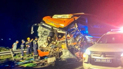 Xe khách va chạm xe đầu kéo, nhiều người thương vong