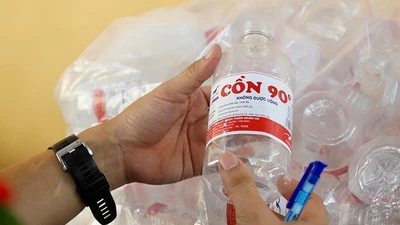Sản xuất cồn giả, giám đốc cùng thuộc cấp bị khởi tố