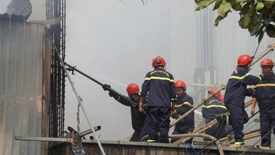 Cháy lớn thiêu rụi kho chứa vải ở Đà Nẵng