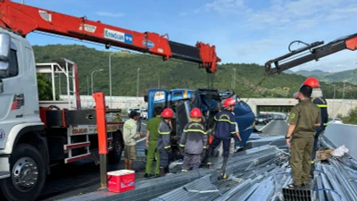 Xe tải lật ở lối ra cao tốc, 2 người tử vong tại chỗ