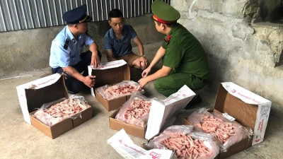 Tiêu huỷ 1 tấn chân gà đông lạnh không rõ nguồn gốc ở Huế