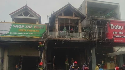 Hà Tĩnh: Cháy lớn thiêu rụi cửa hàng, thiệt hại hàng tỷ đồng