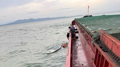Cứu sống 2 bố con lênh đênh suốt đêm trên biển ở Hà Tĩnh