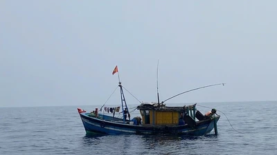 Cứu sống 7 ngư dân gặp nạn trên vùng biển Quảng Trị