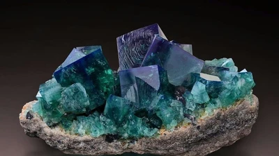 Khám phá khoáng vật Fluorite nhiều màu phát sáng huyền ảo