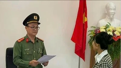 Khởi tố 3 “nữ quái” vận chuyển tiền qua biên giới