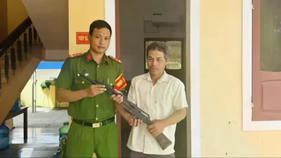Người đàn ông ở Quảng Trị giao nộp súng AK-47