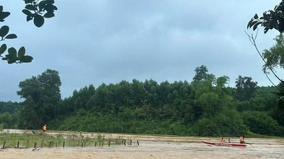Kịp thời ứng cứu người dân bị nước lũ cô lập ở Hà Tĩnh