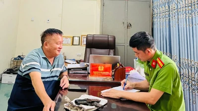 Người dân ở Hà Tĩnh chủ động giao nộp khẩu súng K54