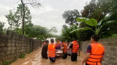 Mưa trắng trời, nhiều nơi ở Thái Nguyên ngập sâu