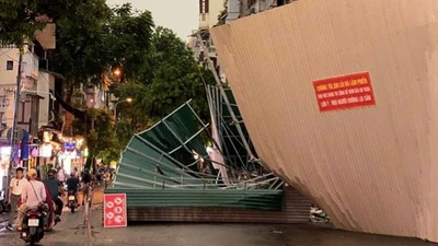 Rào chắn tòa nhà "hàm cá mập” đổ sập, 2 du khách bị thương