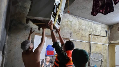 Nước sông Hồng tràn vào nhà, người dân Lào Cai ôm đồ chạy trong đêm