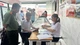 Đoàn kiểm tra tại các cửa hàng kinh doanh sản phẩm. Ảnh: Ngọc Thơ