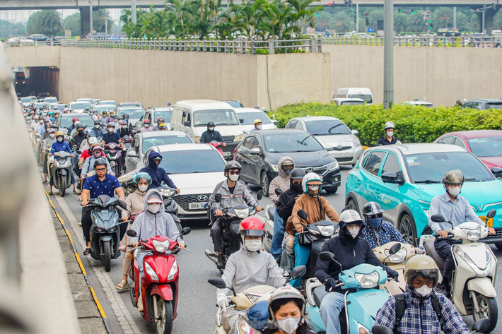Xe máy chỉ còn một phần đường nhỏ để di chuyển vào trung tâm thành phố.