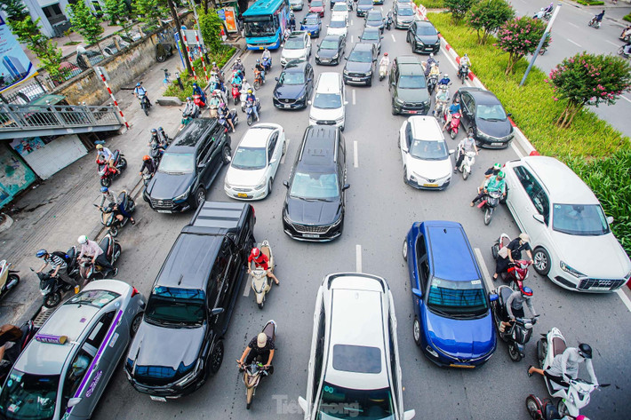 "Nên có những biện pháp để phân làn cho ô tô, và xe máy phù hợp, tại các nút giao, điểm quay đầu xe để tránh tình trạng lấn làn, ùn tắc cục bộ", anh Công (Đống Đa, Hà Nội) chia sẻ.